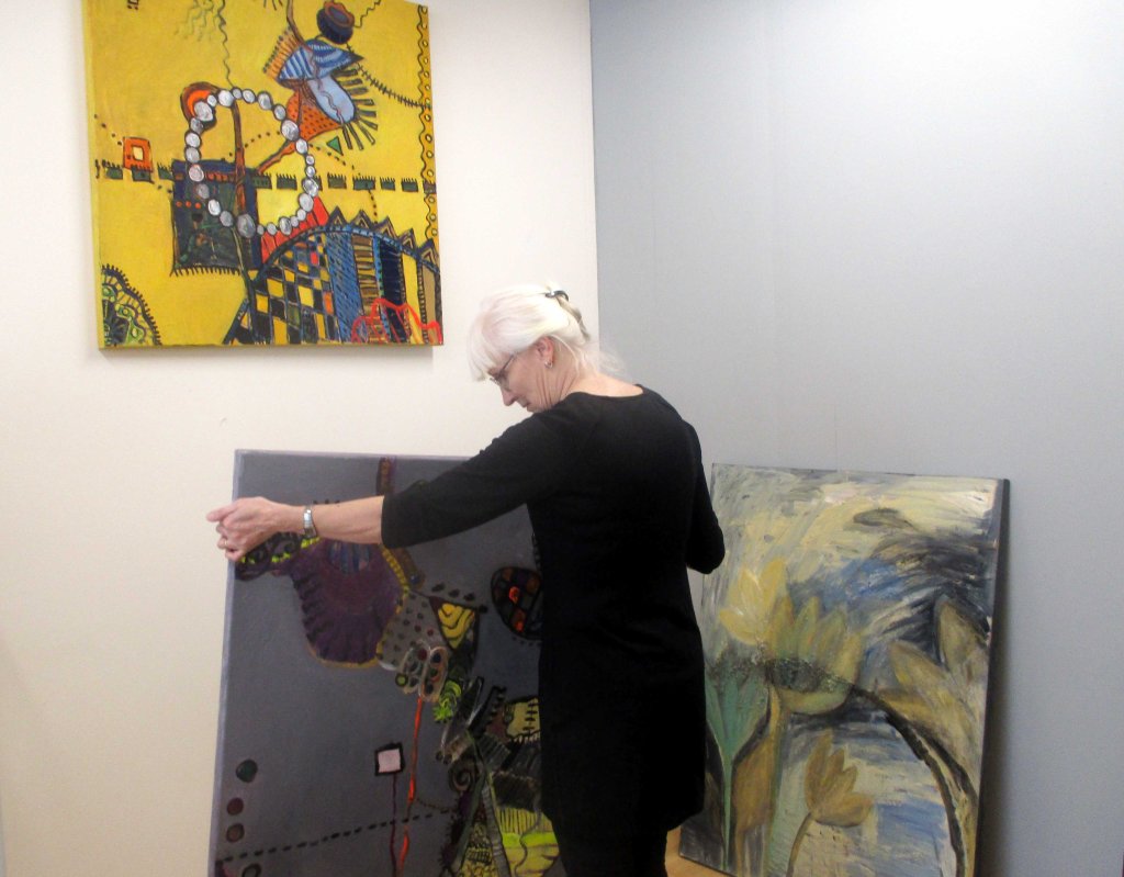 KAIJA MAALASI UUSIA ÖLJYVÄRITÖITÄ HARMAALLE SEINÄLLE