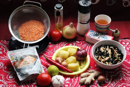 punaisia linssejä ja tomaattikastiketta