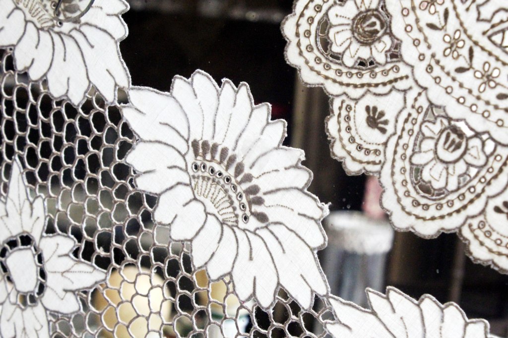 PITSIÄ NÄYTEIKKUNOISSA