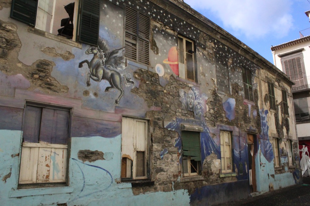 TAIDETALO OLI KIINTOISA JOKA PUOLELTA