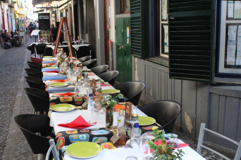 PÖYDÄT OLI KATETTU ULOS 