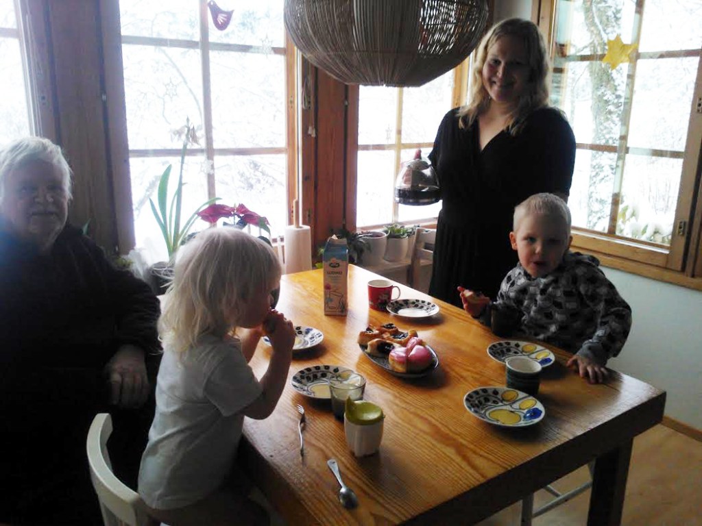 LAURA TARJOILI KAHVIA JA LEIVOKSIA UUDEN KAMPAUKSEN KUNNIAKSI