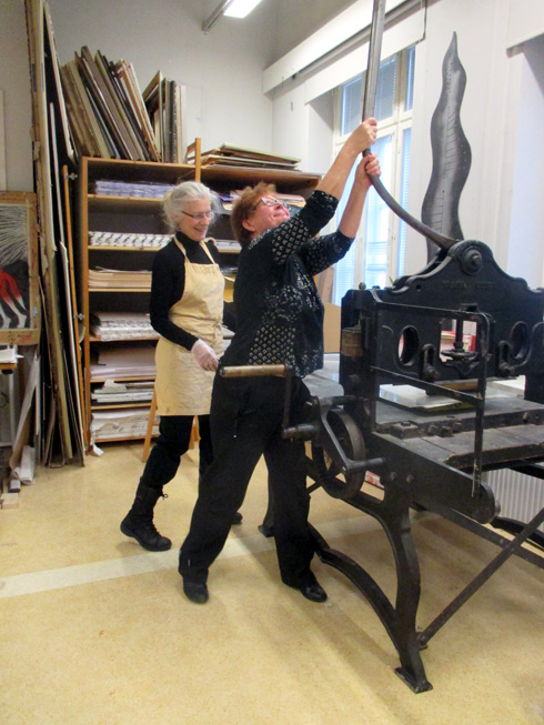 ANTIIKKINEN LITOGRAFIAPRÄSSI VAATII VOIMIA