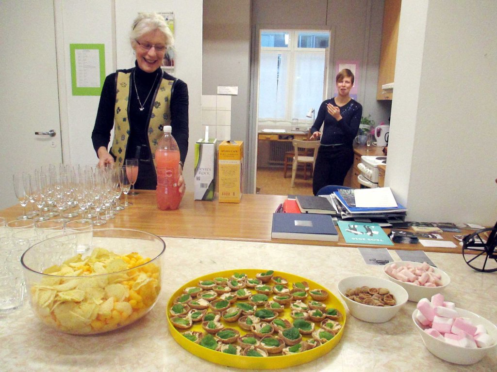 GALLERIA PAPERIHUONE JÄRJESTI TARJOILUN, TAITEILIJA TOI VIINIT