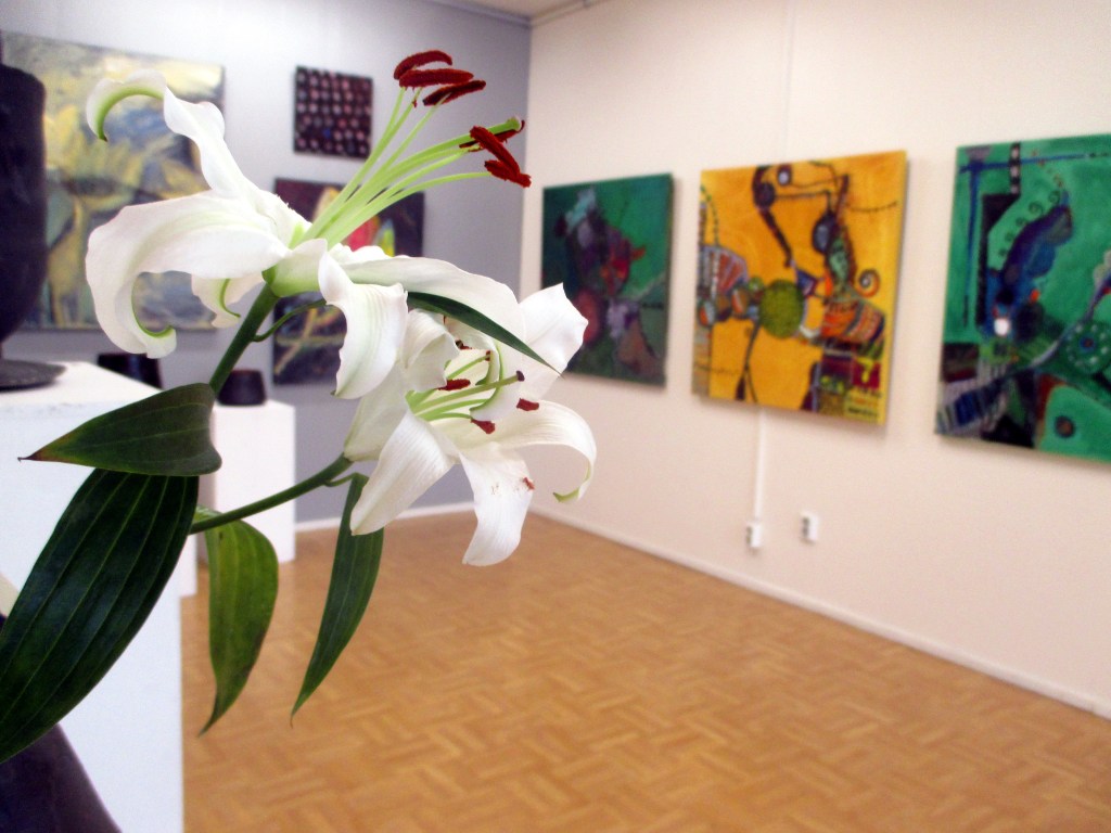 MAALISKUUN TAITEILIJAN KAIJA MÄENPÄÄN AVAJAISKUKAT TUOKSUVAT GALLERIASSA