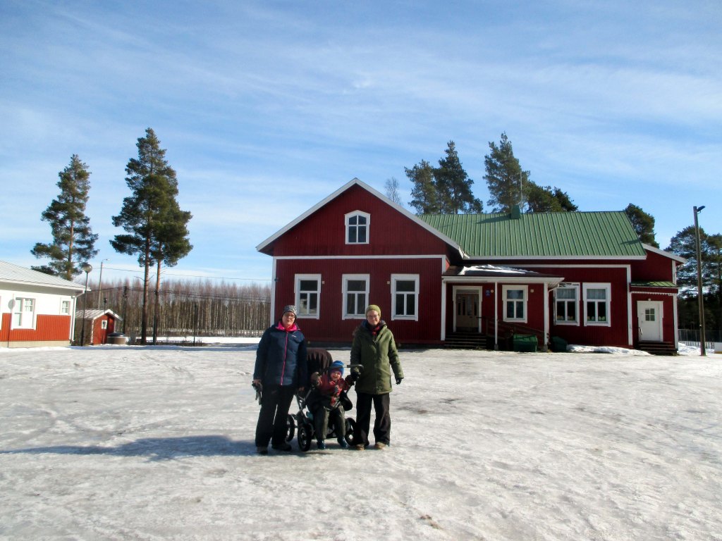 KYLÄKOULUN PIHALTA LÖYTYI LEIKKIPAIKKA