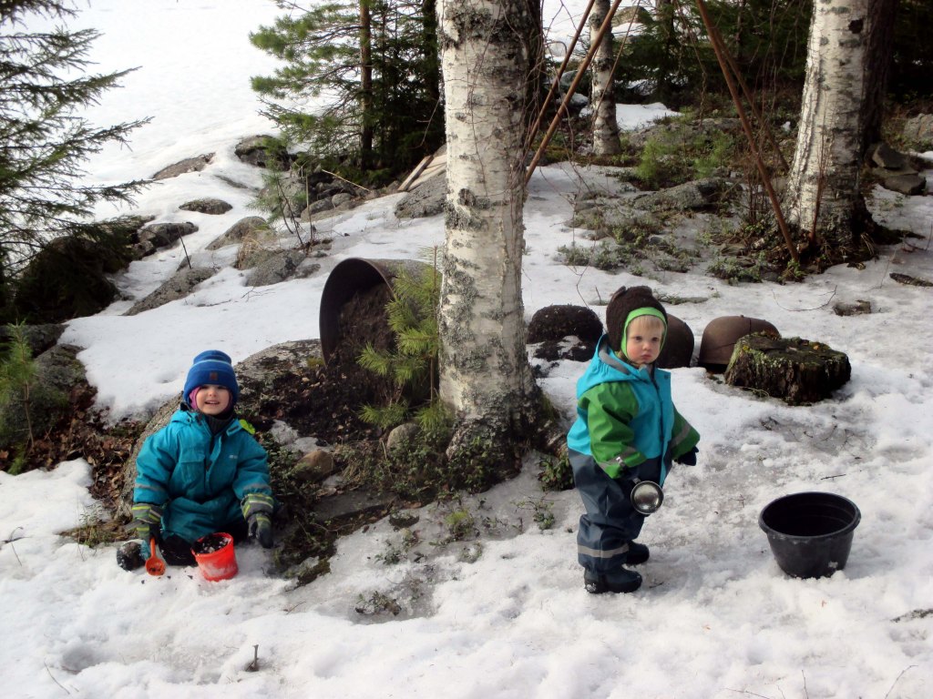 MÖKILLÄ ONNISTUI LUMIKAKKUJEN TEKO