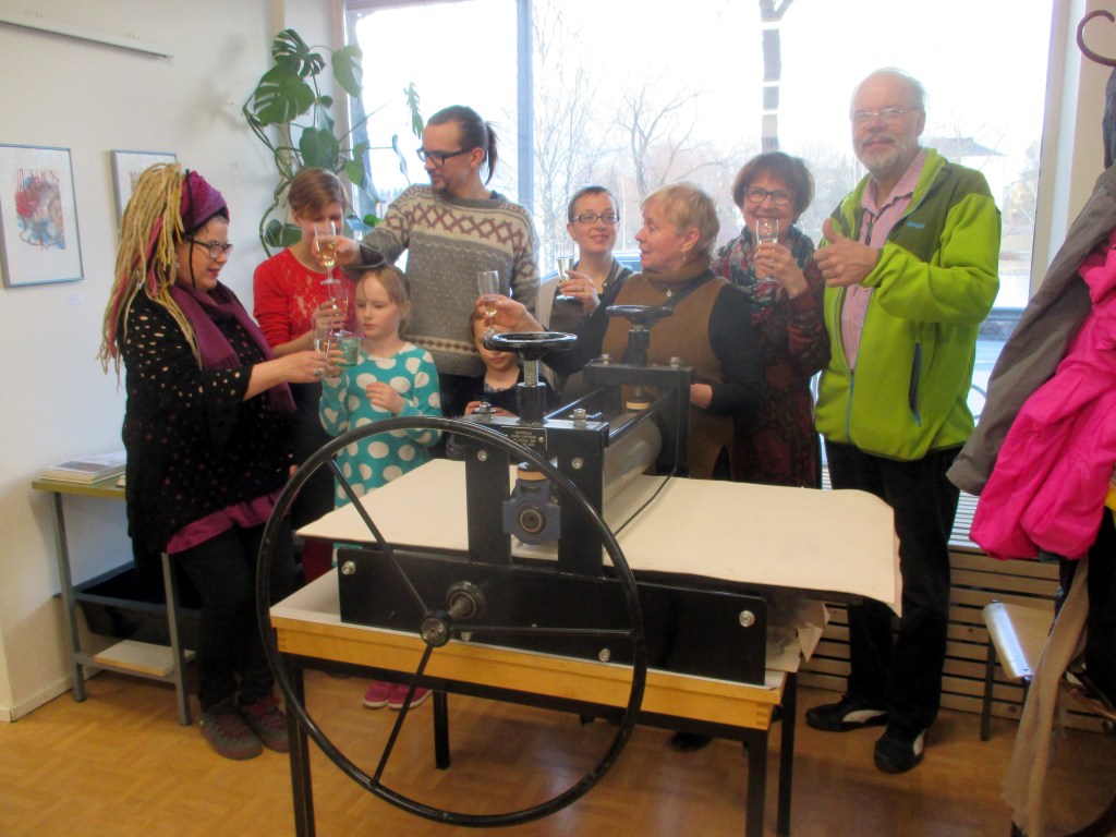 AVAJAISVIERAITA GRAFIIKANPAJAN PUOLELLA