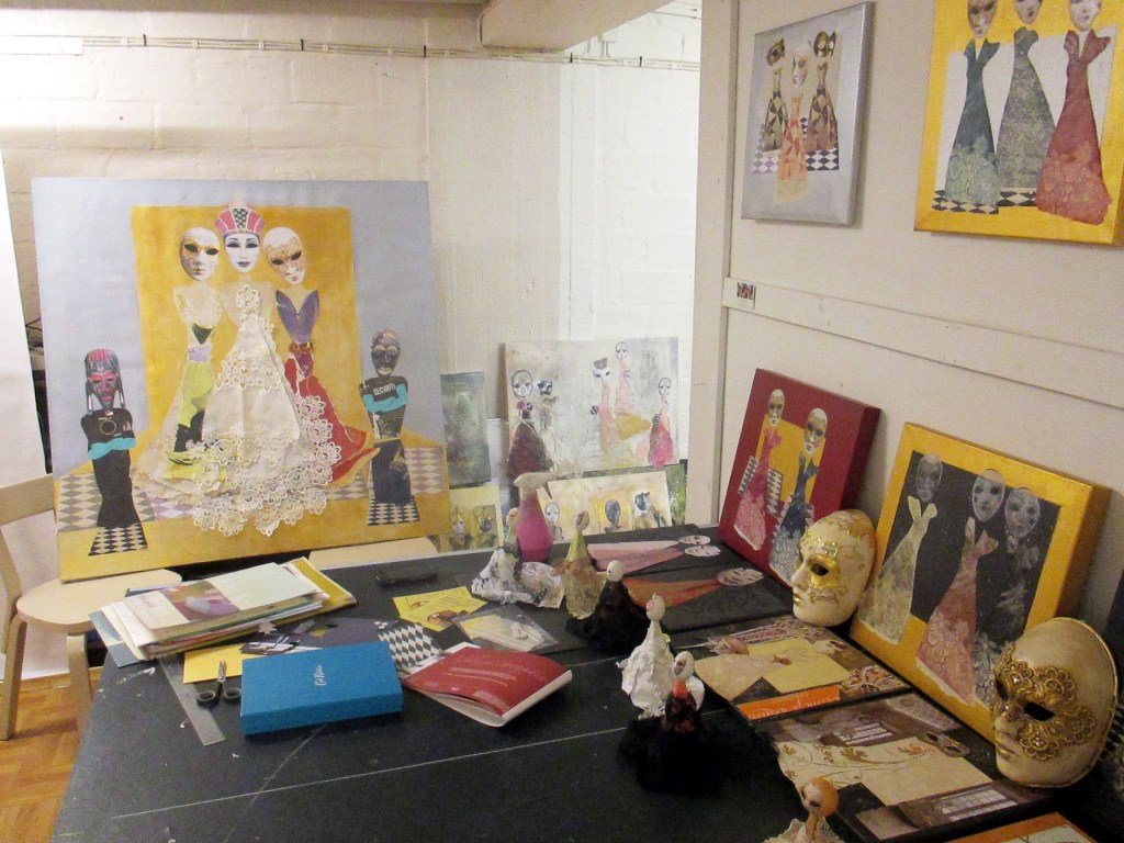 NAAMIOHUUMAA TYÖHUONEELLA