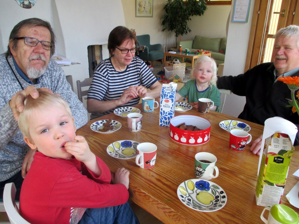 PIPARKAKKUKAHVIT NAAPURIN SEPON JA ARJAN KANSSA