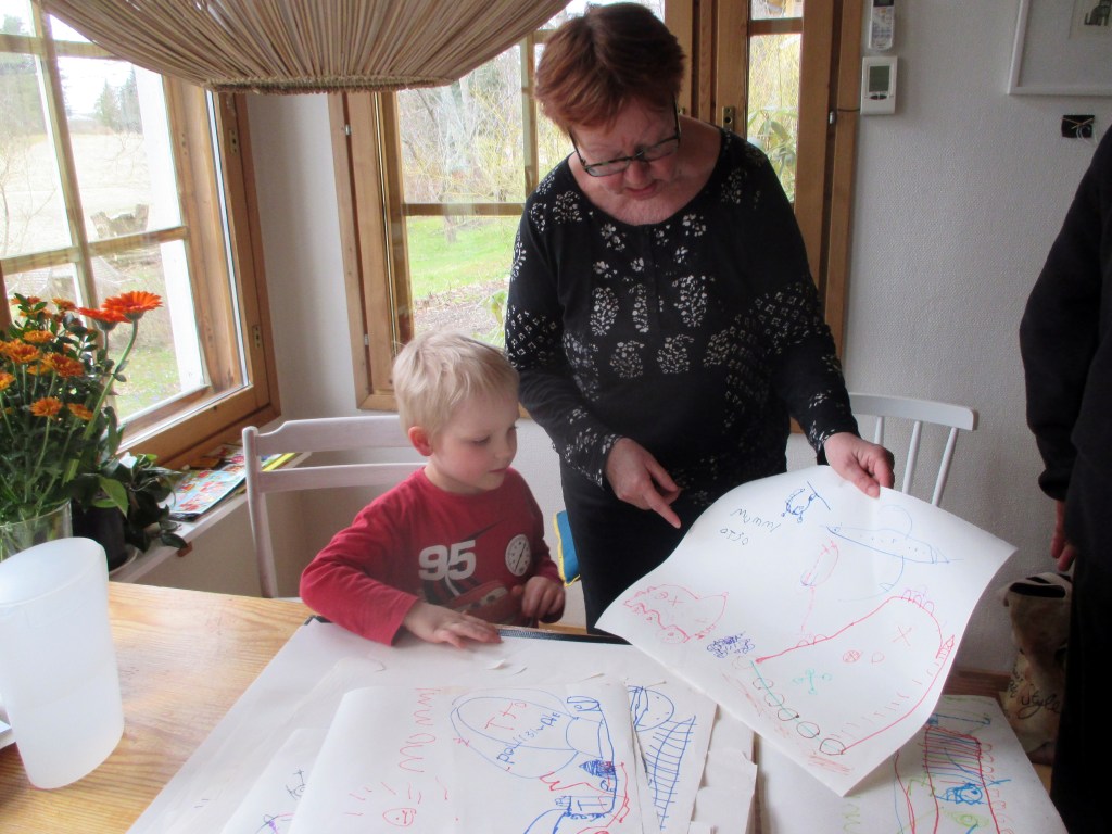 OTSO ESITTELI MUMMILLE PIIRUSTUKSIAAN