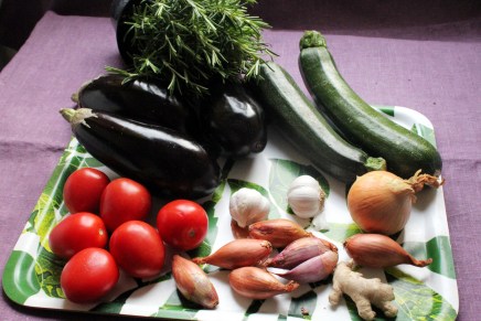 tomaattikermainen kesäkurpitsa-munakoisovuoka