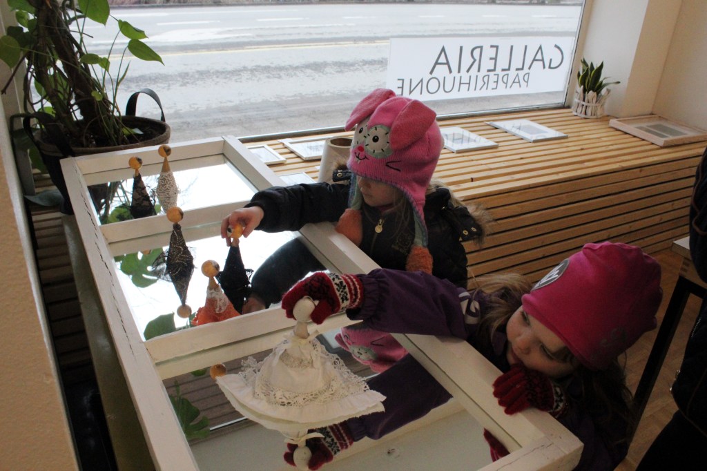 PÄIVÄKODIN LAPSET IHASTUIVAT NUKKELEIKKIIN