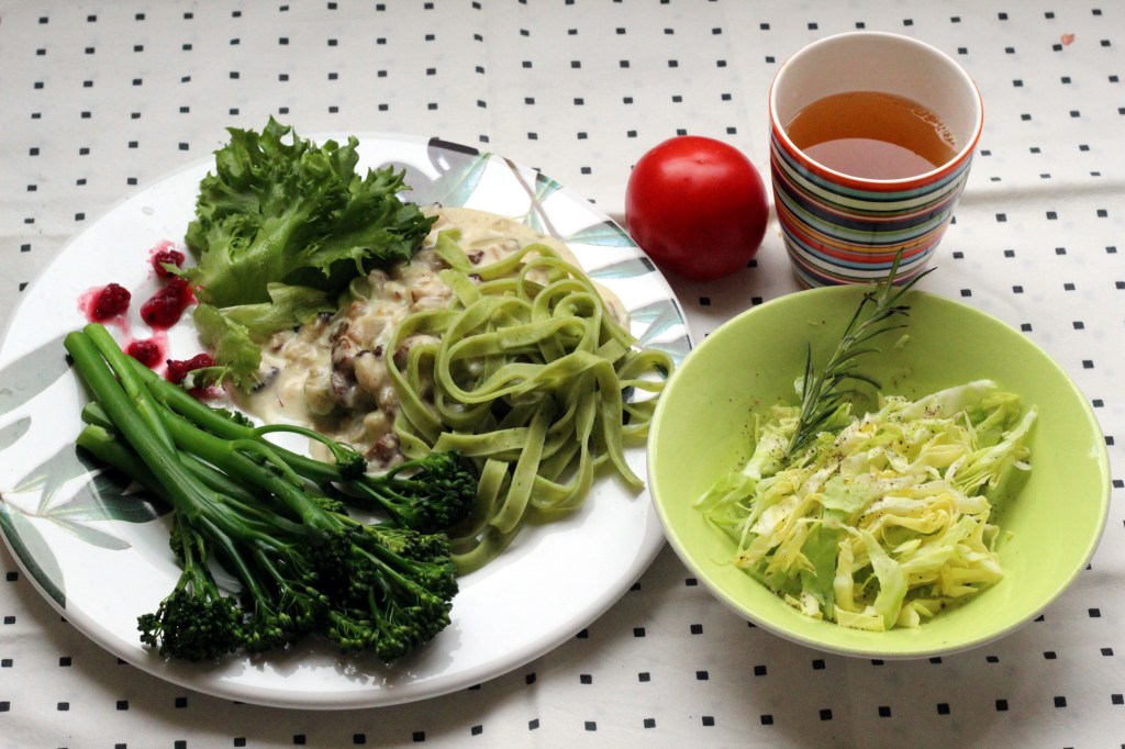 TATTIPASTAA JA VIHREITÄ KASVIKSIA