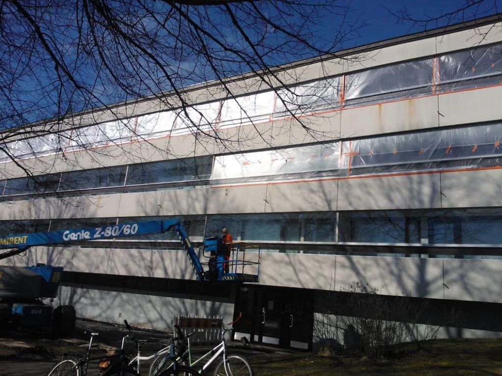 PARVEKELASIEN MUOVITUS ALKOI YLÄKERRASTA JA LÄHESTYY UHKAAVASTI