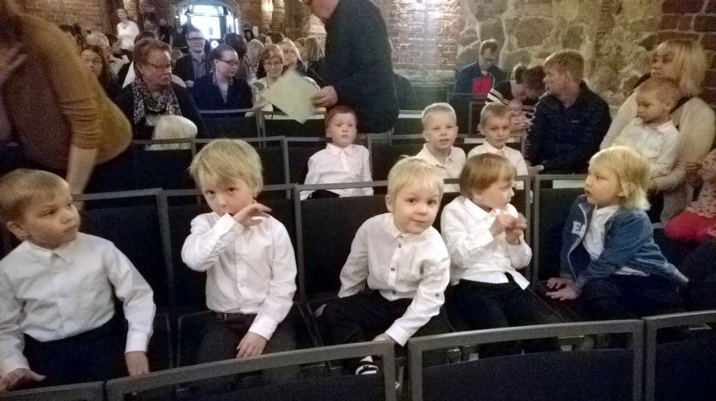 ESPOON POJAT ODOTTAVAT ESIINTYMISVUOROA