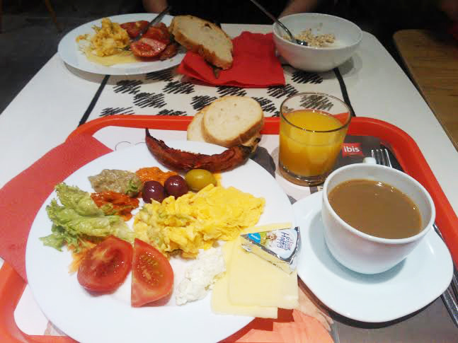 HOTELLI IBISIN AAMIAINEN OLI RUNSAS JA HERKULLINEN