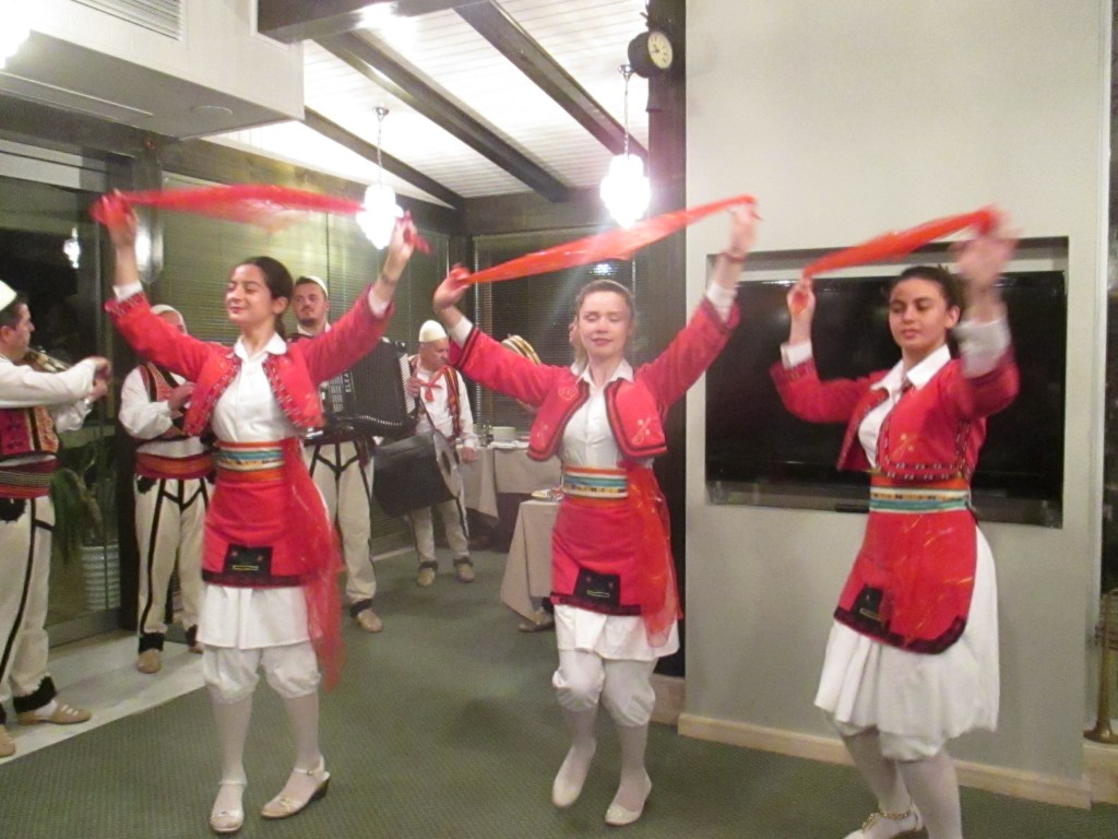 KANSANTANSSIA TIRANAN TAPAAN