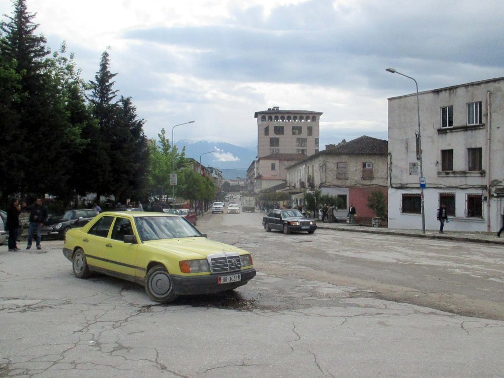 MERSUJA NÄKEE KAIKKIALLA ALBANIASSA, KUVA BERATIN PÄÄKADULTA