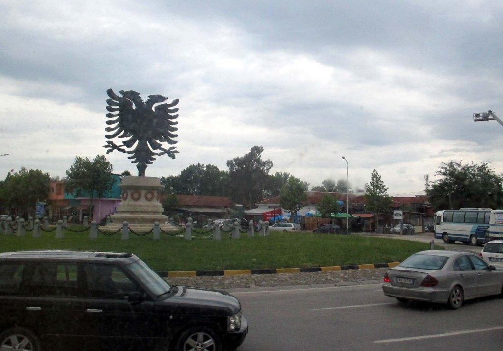 ALBANIAN KAKSIPÄINEN KOTKA TERVEHTI TIRANAAN 