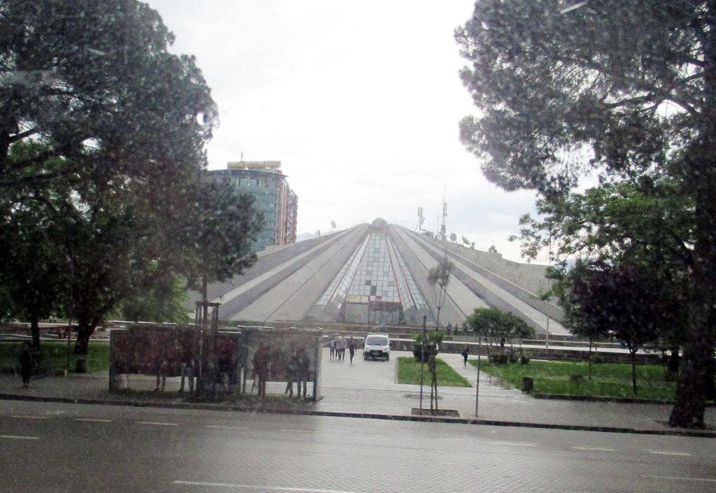 HOXHAN TYTÄR ON SUUNNITELLUT ISÄLLEEN PYRAMIDIN MUISTOMERKIKSI