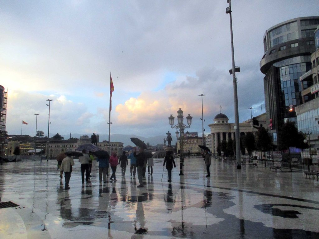 KESKUSAUKIOLLA ENNEN VALOJEN SYTTYMISTÄ