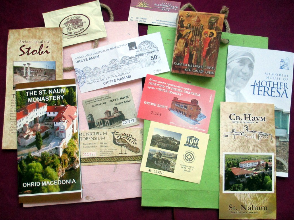 PÄÄSYLIPPUJA JA ESITTEITÄ