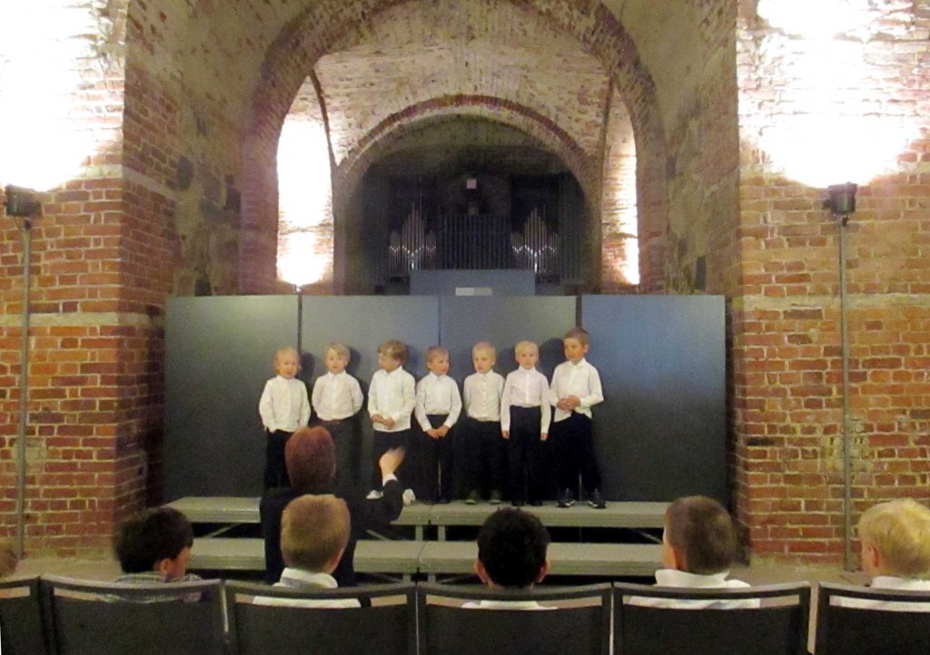 4-5 VUOTIAIDEN ESPOON OSASTON CANTORES MINORES POJAT LAULOIVAT HIIRENKORVISTA