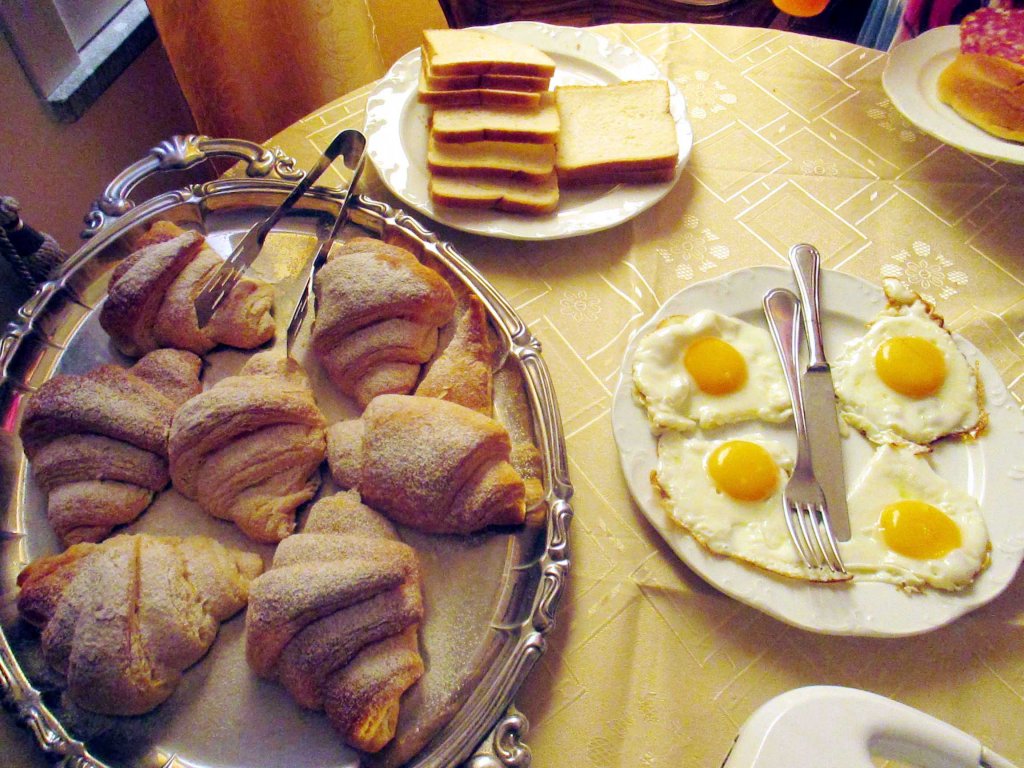 TUOREET CROISSANTIT OLIVAT HERKKUJA