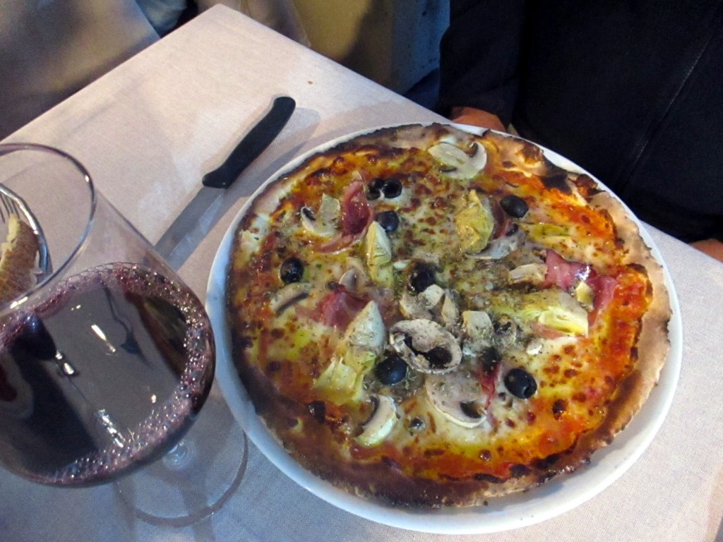 PIZZA TUOREIDEN HERKKUSIENIEN JA ARTISOKAN KERA