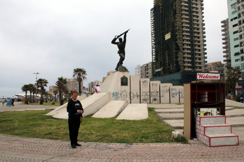 LEENA JA TUNTEMATON SOTILAS