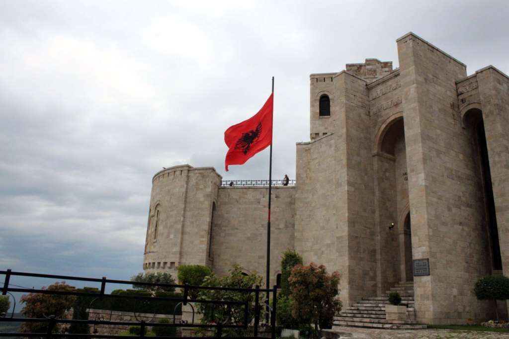 ALBANIAN LIPPU LIEHUI KOMEASTI