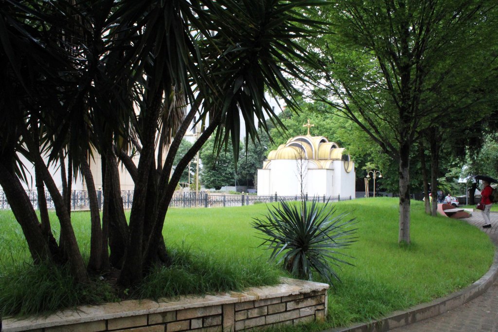 PIENI KIRKKO PUISTON KESKELLÄ