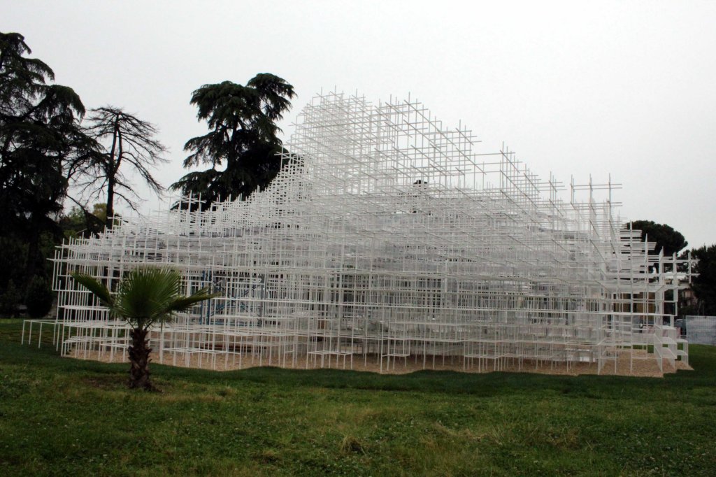 MODERNI HÄKKYRÄ TIRANAN TAIDEMUSEON EDESSÄ