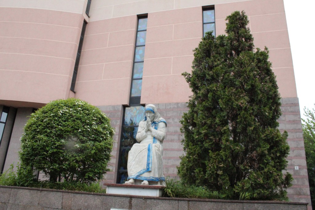 ÄITI TERESA LÖYTYI KATOLISESTA KIRKOSTA