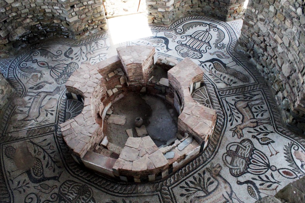 KASTEKIRKOSSA OLI TAIDOKKAAT MOSAIIKIT