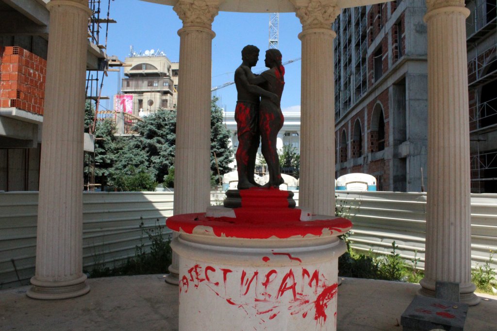 MIELENOSOITTAJAT OLIVAT TÖHRINEET PATSAITA SKOPJESSA