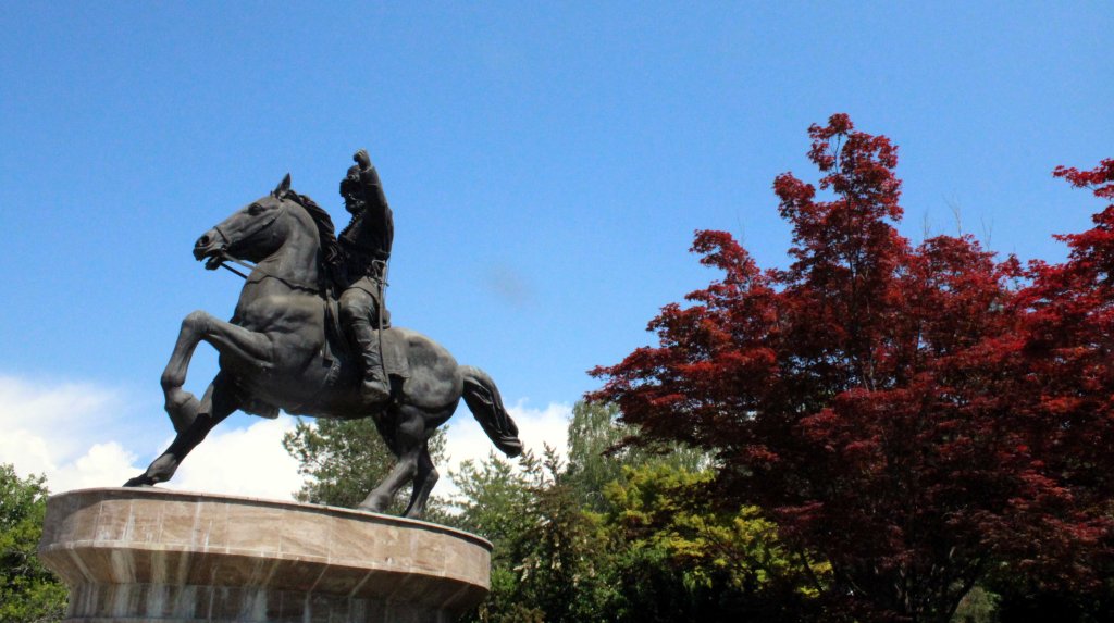 YKSI MONISTA SKOPJEN RATSASTAJAPATSAISTA