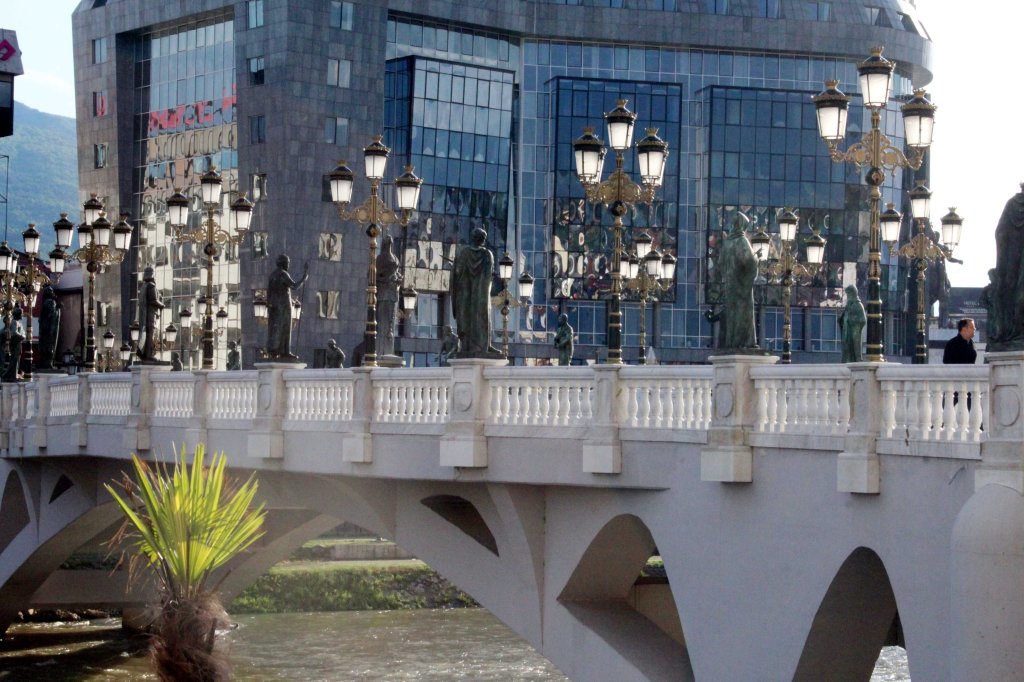 TAITEELLE OMISTETTU SILTA