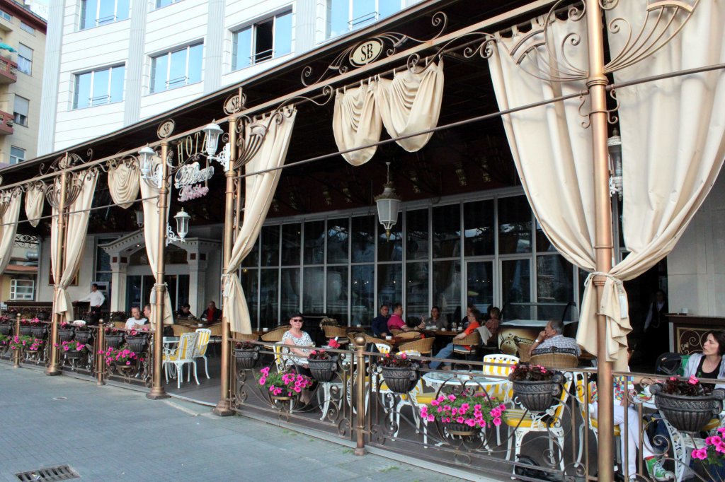 ÄITIENPÄIVÄVIINIT STONE BRIDGE HOTELLIN TERASSILLA