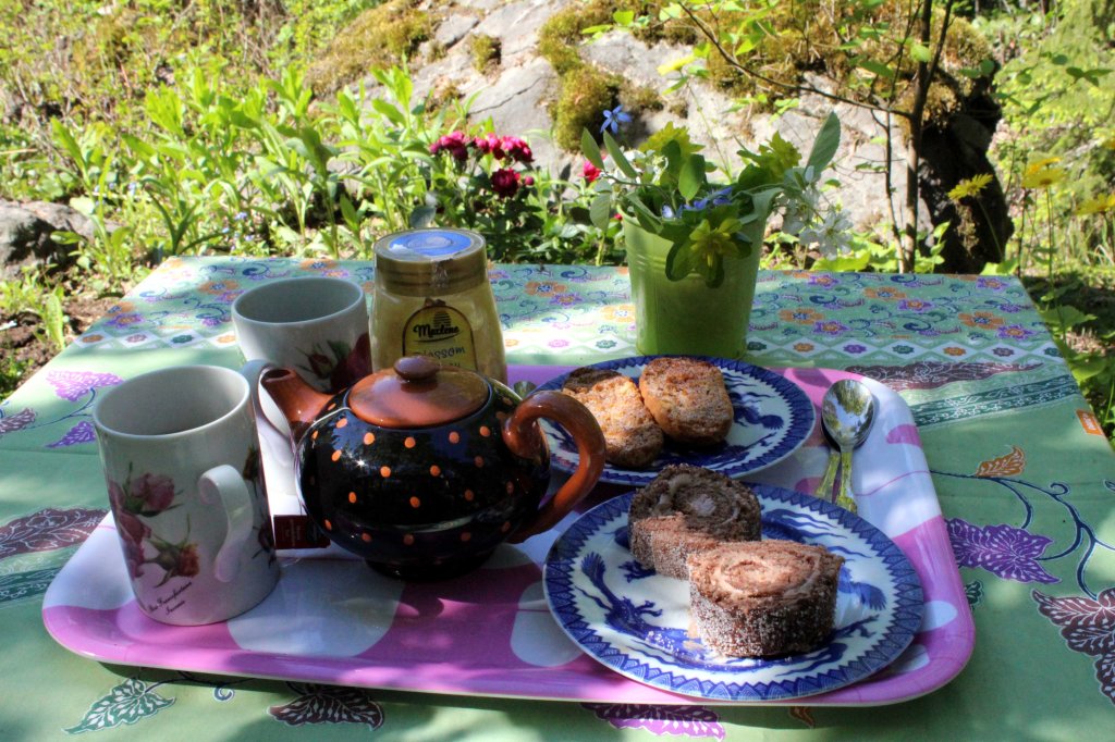 UNELMATORTTUKAHVIT KESÄKEINULLA