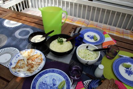 ulkoruokailua mökillä