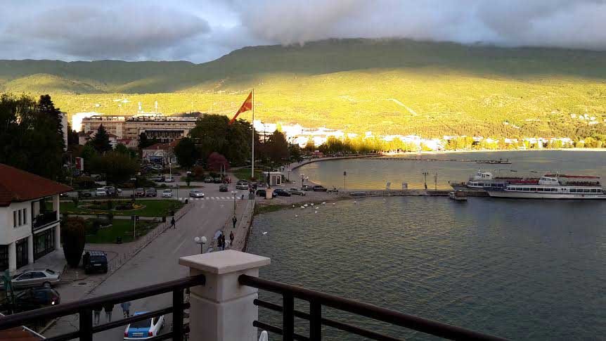 NÄKYMÄ PARVEKKEELTA ILTA-AURINGON SUUNTAAN