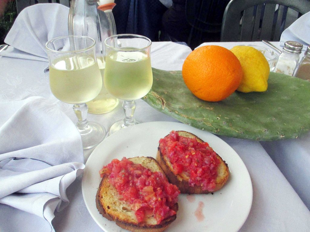 BRUSHETTAT JA ETNAN VALKOVIINIÄ