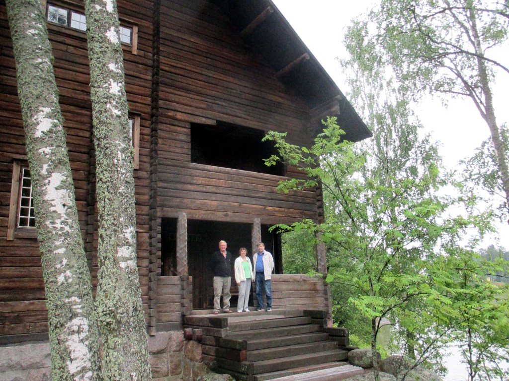  KESÄNÄYTTELYSSÄ HALOSENNIEMESSÄ