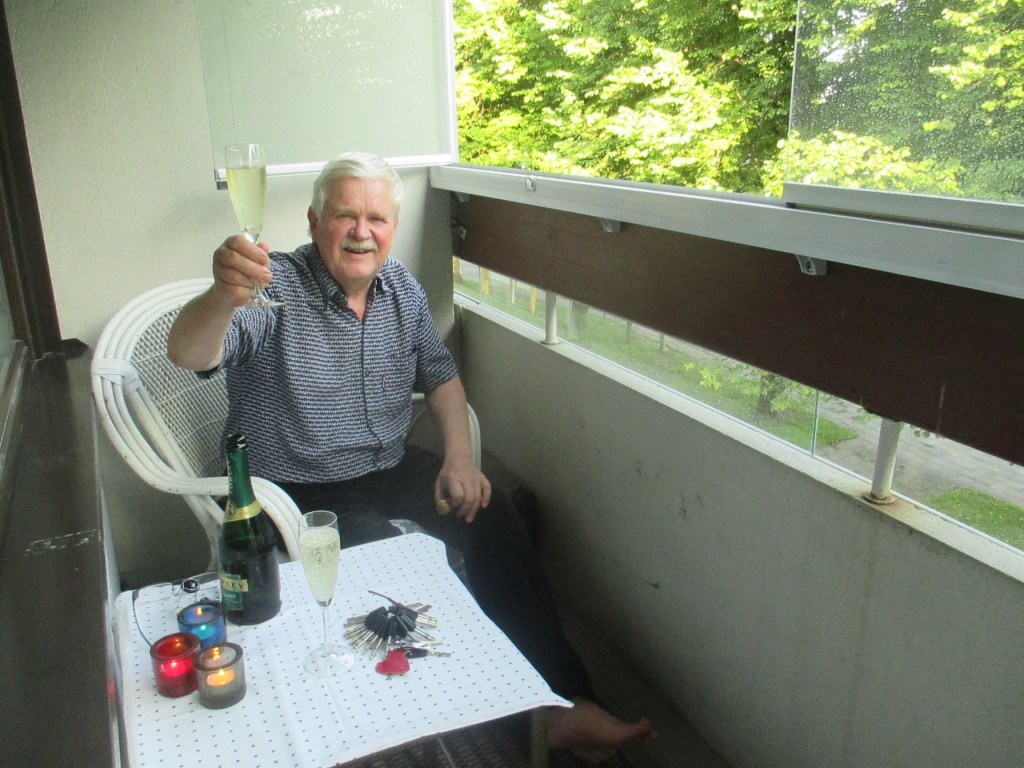 KUOHUVIINIT VANHAN KODIN PARVEKKEELLA