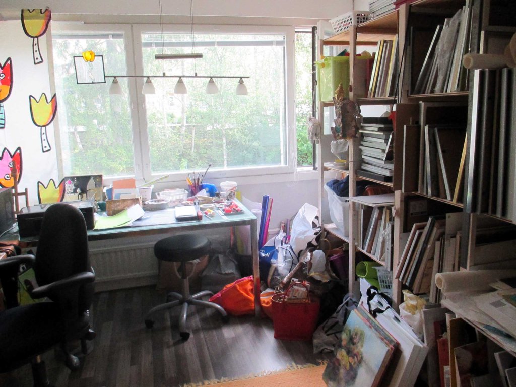 TYÖHUONEENI ENNEN SIIVOUSTA OLI LÄHES KAAOSTILASSA