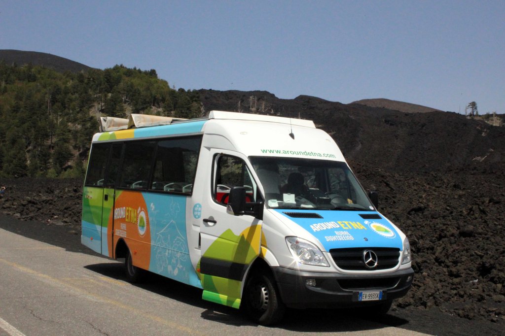 VÄRIKÄS RETKIBUSSI