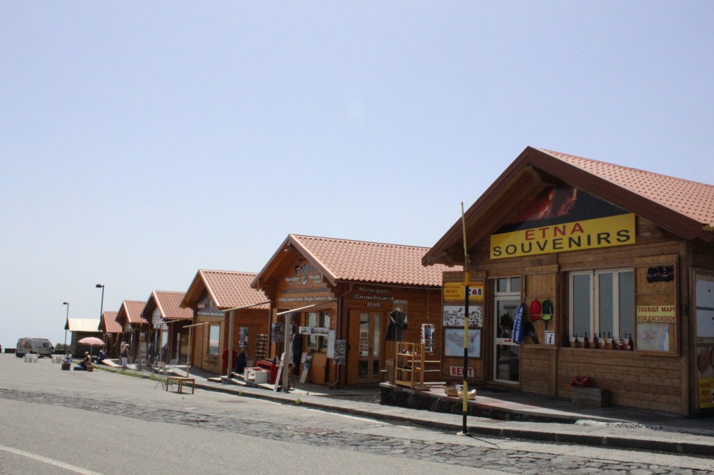 MATKAMUISTOMYYMÄLÖITÄ