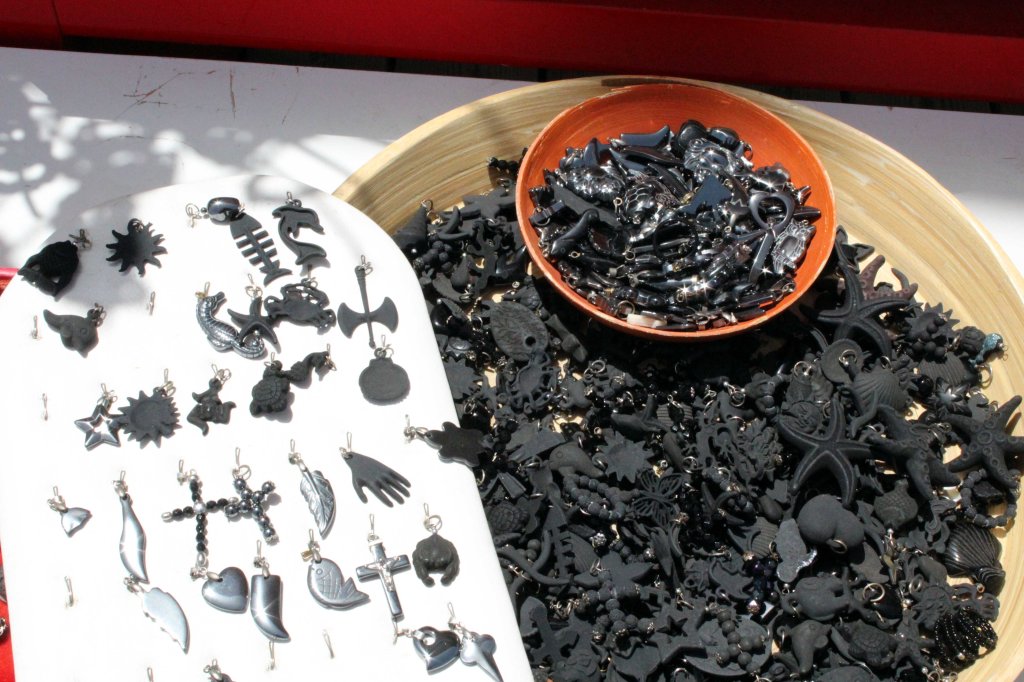 LAAVAKIVESTÄ VALMISTETTUJA KORUJA